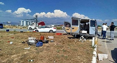 Kavşakta çarpışan iki otomobil hurdaya döndü: 5 yaralı