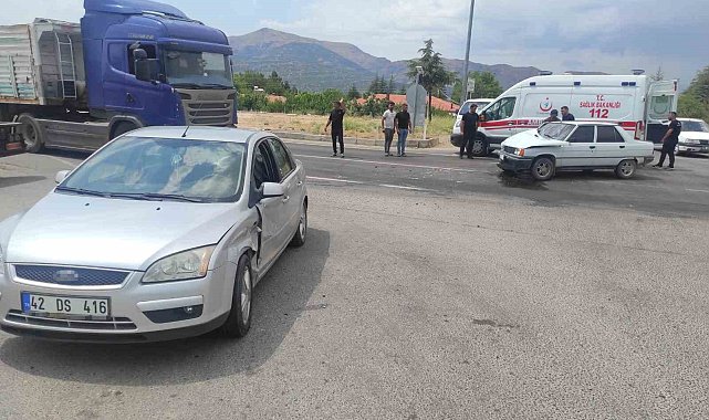 Kavşakta iki otomobil çarpıştı: 4 yaralı