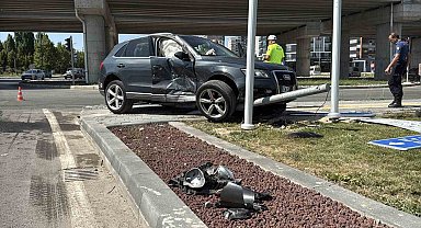 Kavşakta iki otomobil çarpıştı, 6 kişi yaralandı