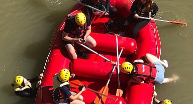 Kavurucu sıcaklarda rafting yaparak serinlediler