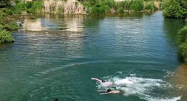 Kavurucu sıcaklardan bunalan Arabanlı vatandaşlar akarsularda serinliyor