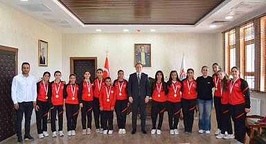 Kaymakam Koşansu, şampiyon voleybolcuları ağırladı