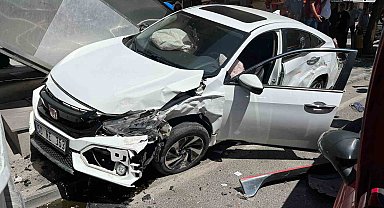 Kayseri'de kazada otomobiller kullanılamaz hale geldi