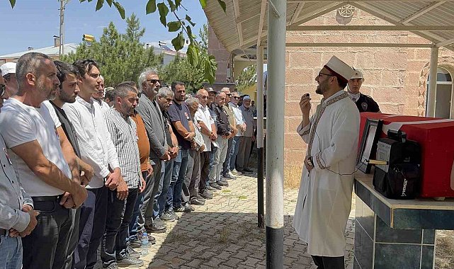 Kaza kurşunuyla ölen polisin cenazesi toprağa verildi