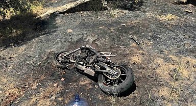 Kaza sonrası çıkan yangın, yol kenarına bırakılan su bidonlarıyla söndürüldü