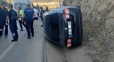 Kaza yapan araca başka bir araç çarptı, 2 kişi yaralandı