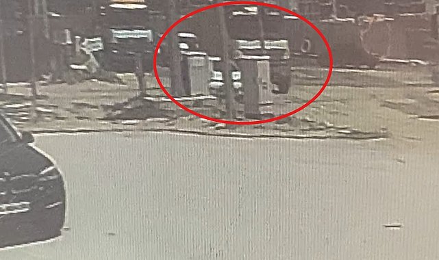 Kaza yapan araçların altında ezilmekten son anda kurtuldu