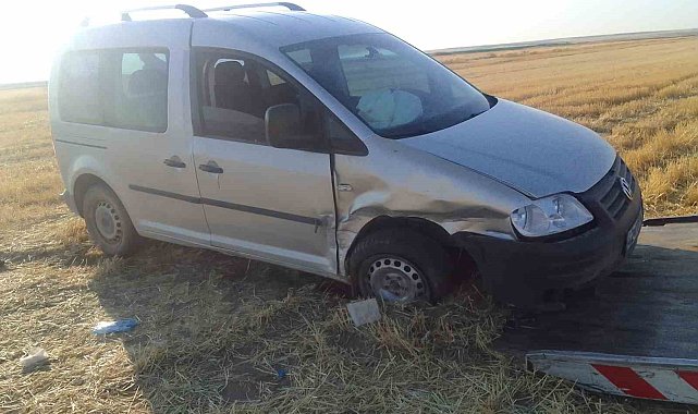 Kaza yapan hafif ticari araçta 3 kişi yaralandı