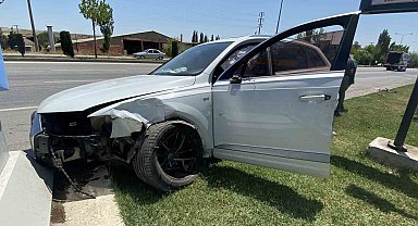 Kaza yapan otomobilden burnu kanamadan çıktılar