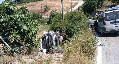 Kazadan kaçmak istedi, otomobili devrildi: 2 yaralı
