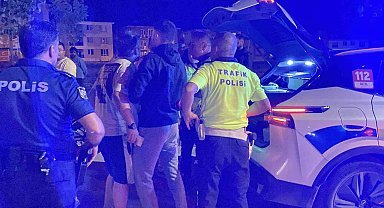 Kazaya karışan otomobilin alkollü yolcusu polis ekiplerine zorluk çıkarttı