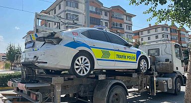 Kazayı inceleyen polisin aracına kontrolden çıkan otomobil çarptı: 1'i polis 3 yaralı
