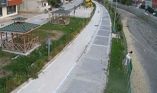 Kediye yardım etmek isterken su kanalına düşerek ayağını kırdı