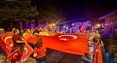 Kemaliyeliler Türk bayraklarıyla şehitleri andı