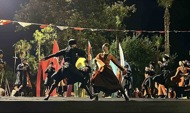 Kemer'de Gürcü dans topluluğunun gösterisi izleyenleri hayran bıraktı