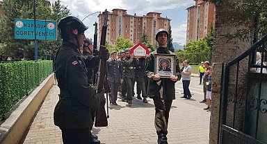 Kıbrıs gazisi toprağa verildi