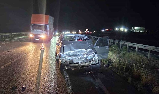 Kırıkkale'de otomobil tıra çarptı: 2 yaralı
