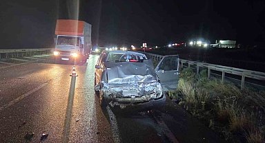 Kırıkkale'de otomobil tıra çarptı: 2 yaralı