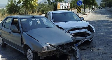 Kırkağaç'ta iki otomobil çarpıştı: 2 yaralı