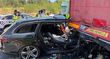 Kırklareli'nde otomobil tırın altına girdi: 2 yaralı