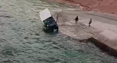 Kıyıdaki tekne rüzgarın etkisiyle suya gömüldü