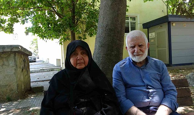 Kızı ve damadıyla ortak aldıkları evden atılan yaşlı çift, günlerini cami avlusunda geçiriyor