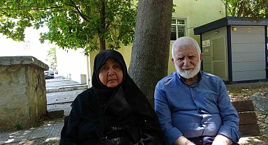 Kızı ve damadıyla ortak aldıkları evden atılan yaşlı çift, günlerini cami avlusunda geçiriyor