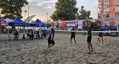 Kocaeli Gölcük'te kum üzerinde şenlikli turnuva başladı