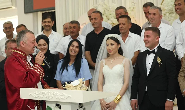 Kocaeli'de düğüne gitti, vatandaşla sohbet etti