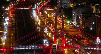 Kocaeli'de üst geçitler al bayrağın renkleriyle ışıldadı