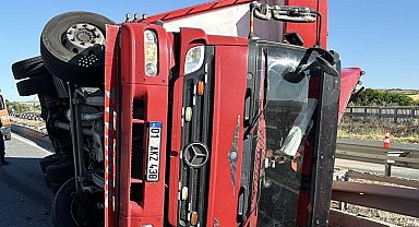 Kontrolden çıkan kamyon devrildi: 1 yaralı