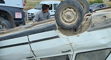 Kontrolsüz kavşakta iki otomobil çarpıştı; 1 yaralı