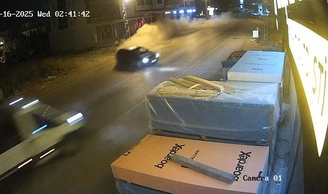 Kontrolünü kaybeden otomobil sürücüsü kamyonetle kafa kafaya çarpıştı