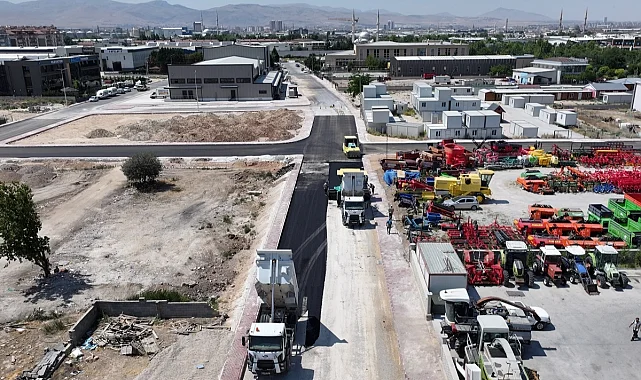 Konya Karatay'da asfalt mesai sürüyor