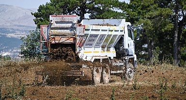 Konya Selçuklu'da kamyon üzeri gübre dağıtım aracı