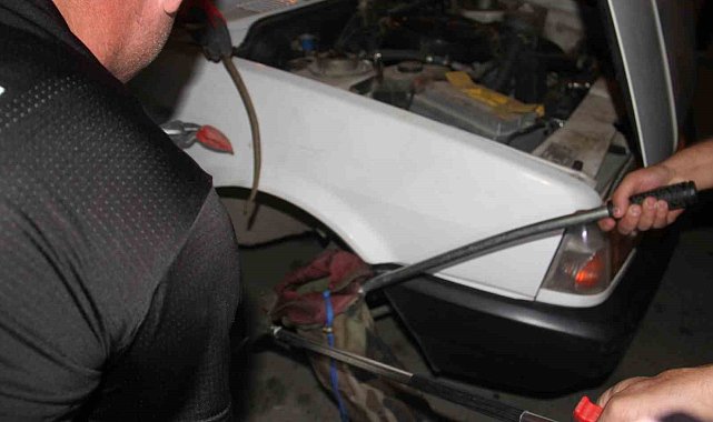 Konya'da otomobilin jantına girerek sıkışan yılanı itfaiye çıkardı