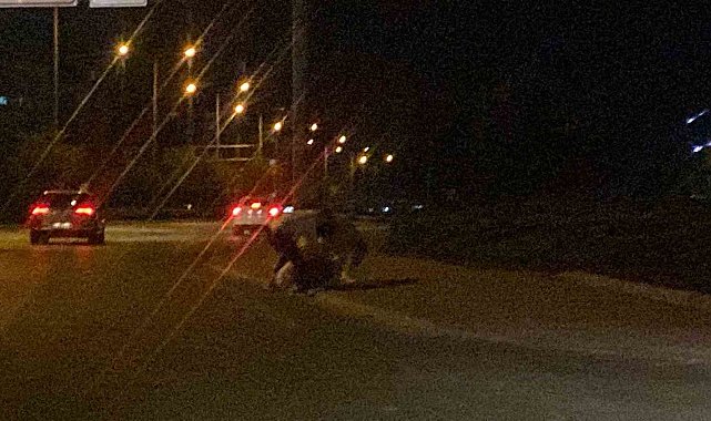 Konya'da yol kenarında 3 gencin tekme tokat kavgası kamerada