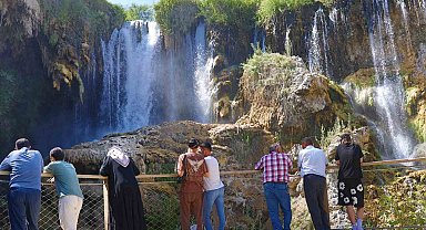Konya'daki Yerköprü Şelalesi yaz sıcaklarında serinliğin adresi oluyor