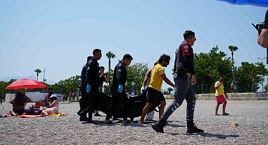 Konyaaltı Sahili'nde vücudunda kesikler bulunan erkek cesedi bulundu