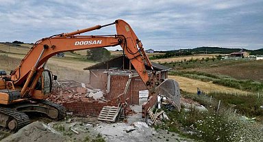 Körfez'de kaçak yapılar yıkılıyor