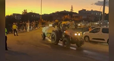 Köylüler yangın bölgesine traktörlerle su taşıdı