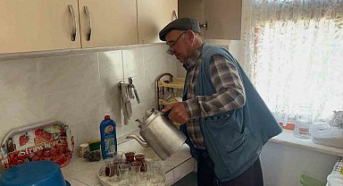 Köylüler yangın için seferber olan ekiplere yiyecek ve içecek ikram ediyor