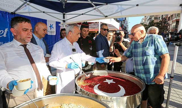 Küçükçekmece Belediyesi'nden binlerce kişiye aşure ikramı