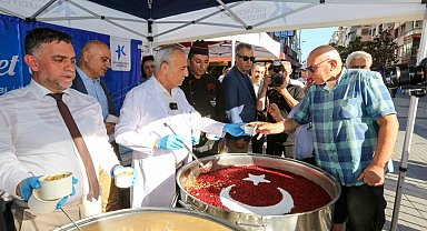 Küçükçekmece Belediyesi'nden binlerce kişiye aşure ikramı