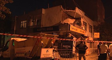 Küçükçekmece'de iki katlı binanın balkon duvarı çöktü
