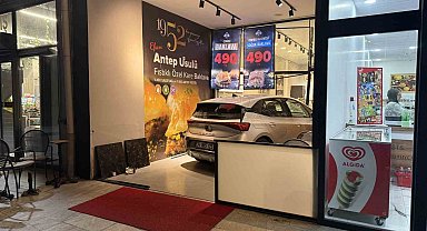 Küçükçekmece'de kontrolden çıkan elektrikli araç pastaneye girdi