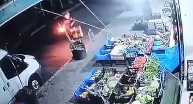 Küçükçekmece'de markete molotoflu saldırı