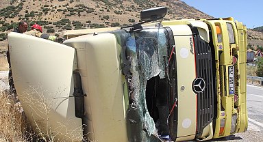 Kula'da kontrolden çıkan tır devrildi: 1 yaralı