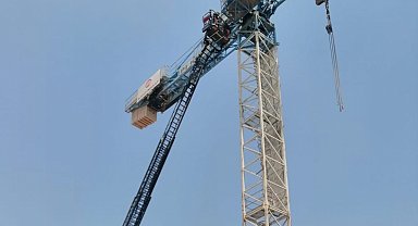 Kule vinçte fenalaşan operatörü itfaiye kurtardı