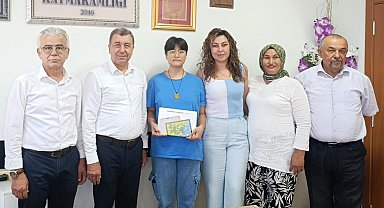 Kumluca'da YKS'de ilk bine giren üç öğrenciye ödül